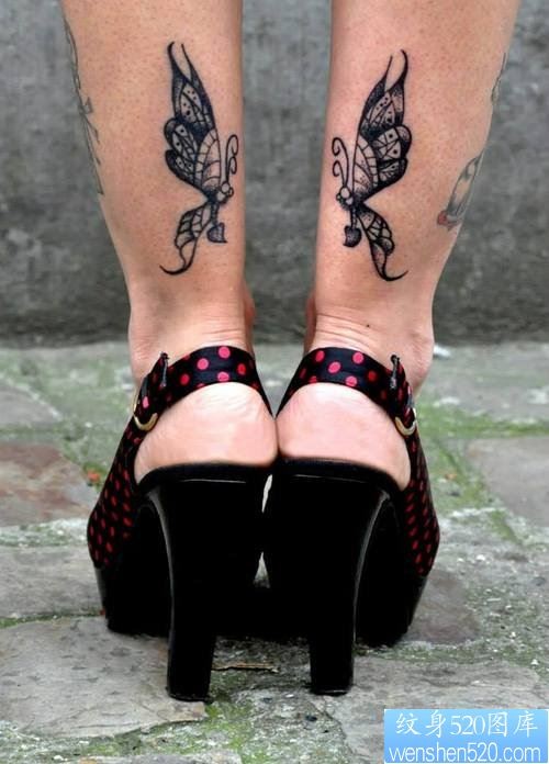 女性腿部蝴蝶纹身图案
