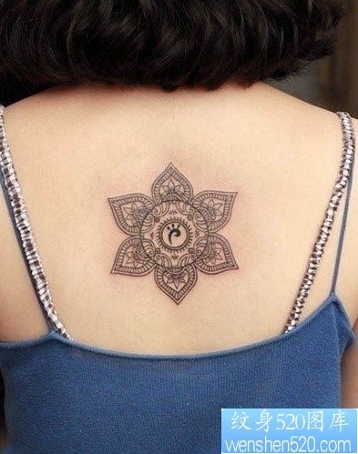 背部一款女性个性图腾纹身图案