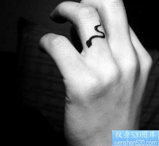 手指一款个性蛇纹身图案
