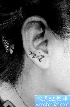 女性耳部小清新英文字纹身图案