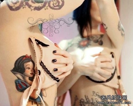 性感女人侧腰白雪公主纹身图案