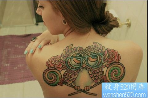 女性背部彩色个性猫头鹰纹身图案