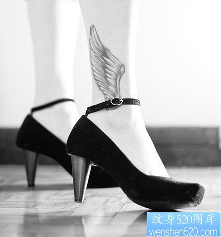 女性脚部翅膀纹身图案