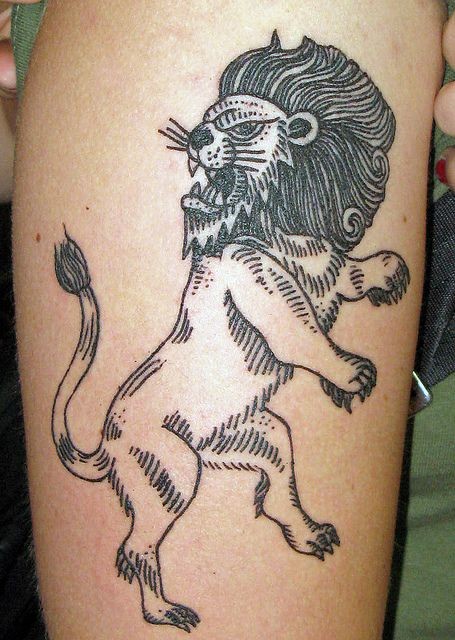 男人腿部狮子纹身