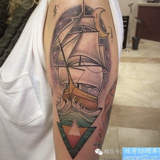 手臂上一款帆船纹身图案