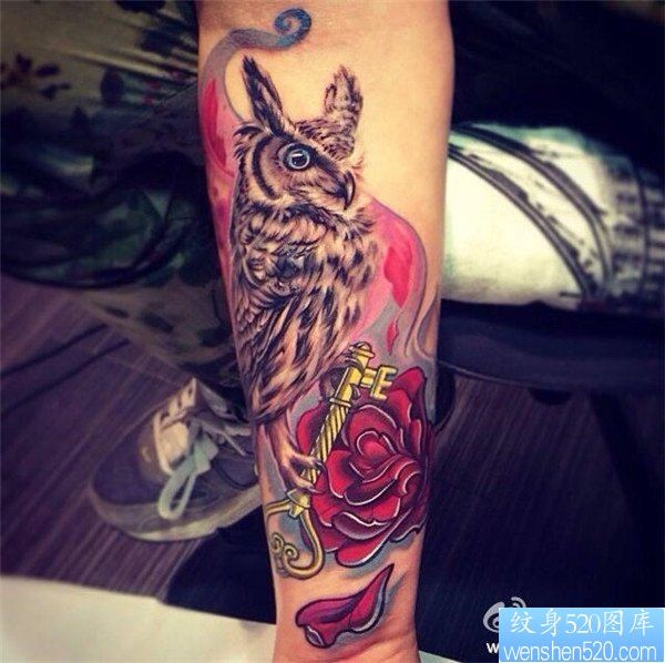 一款腿部猫头鹰玫瑰纹身图案