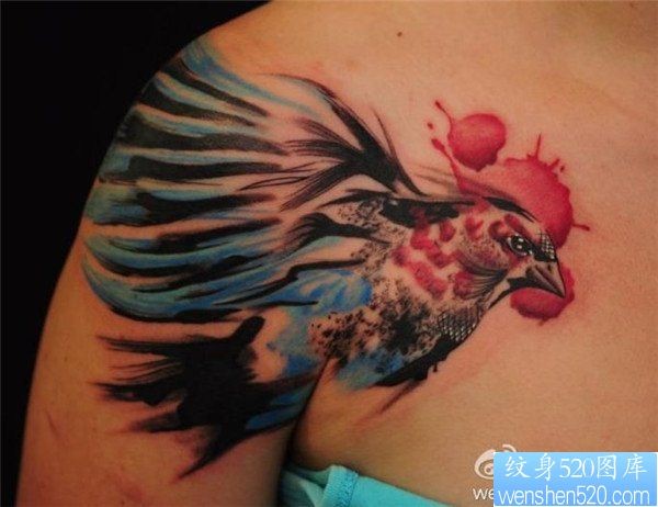 女性肩部鸽子纹身图案