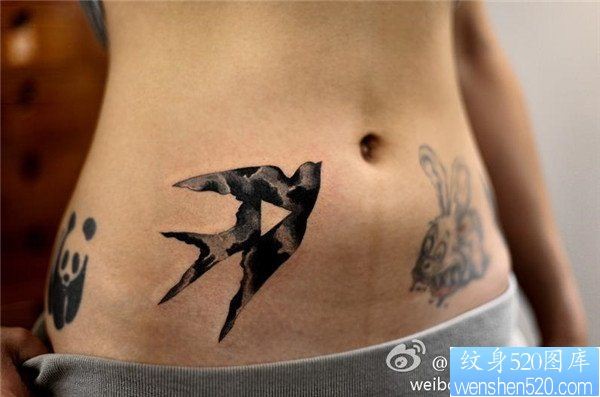 腹部燕子黑灰水墨范儿纹身图案