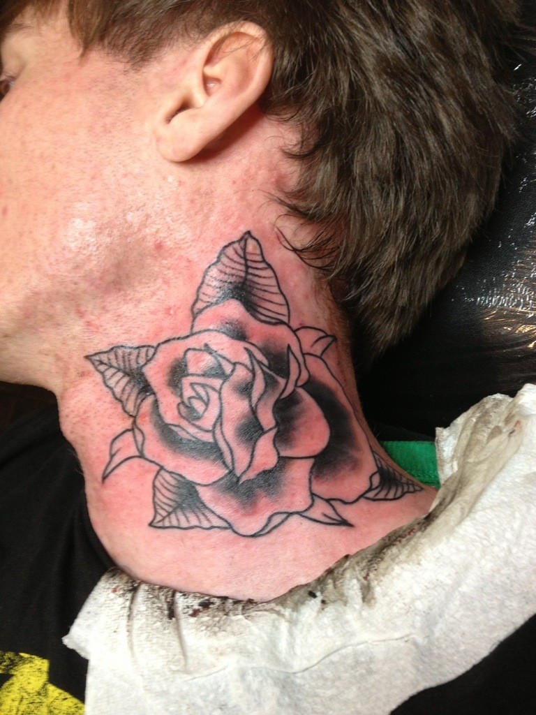 男士脖子上漂亮的花朵纹身