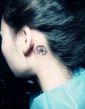 女生耳朵后面小巧的小象图腾纹身