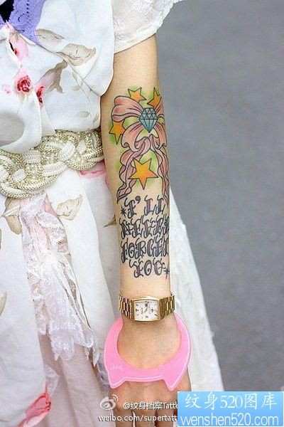 女性手臂蝴蝶结字母纹身图案