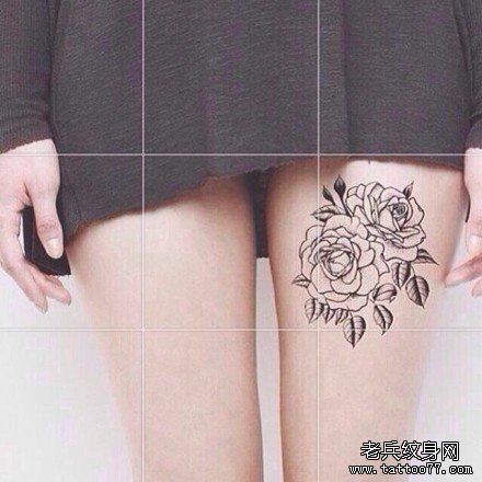 女性腿部玫瑰花纹身图案