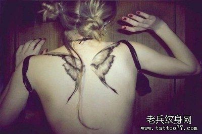 小清新女性背部蝴蝶翅膀纹身图案