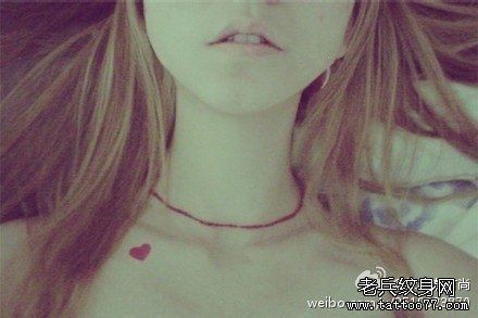 小清新女性胸部爱心纹身图案