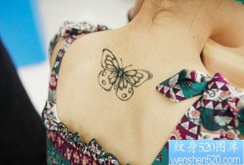 小清新女性背部蝴蝶纹身图案