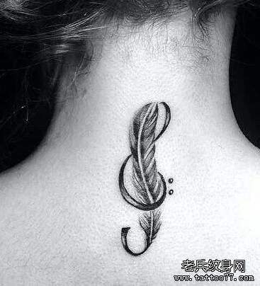 女性颈部个性羽毛纹身图案
