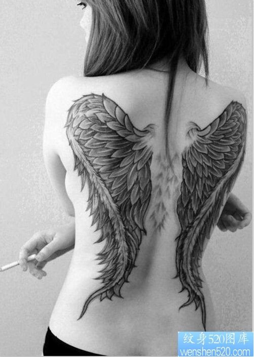 女性满背翅膀纹身图案