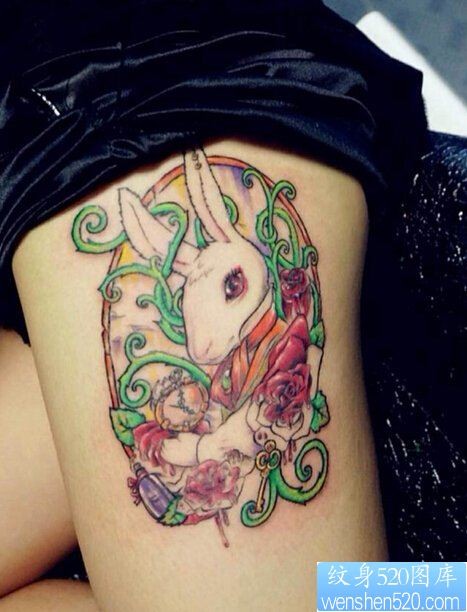 女性腿部彩色兔子纹身图案