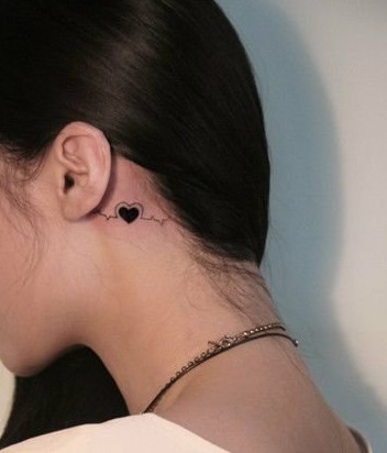 女性耳根后心形刺青