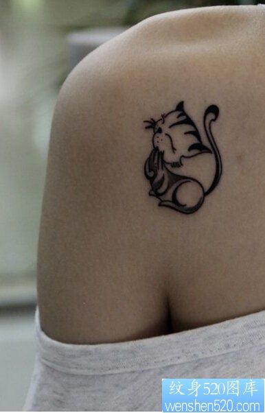 一款女性肩部猫咪纹身图案