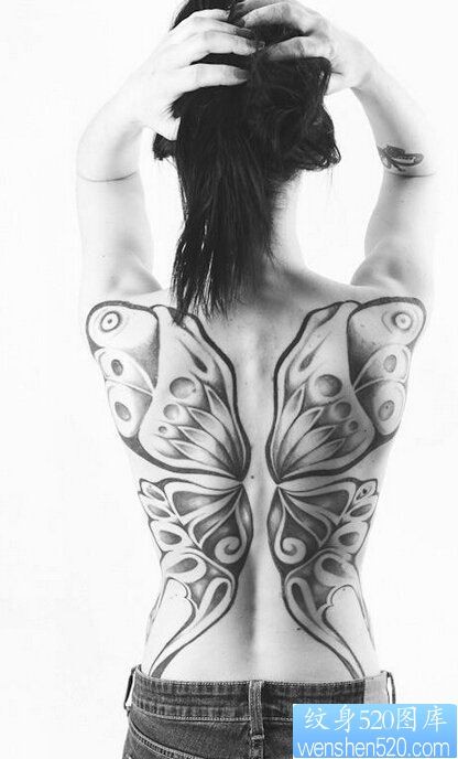 女性满背蝴蝶纹身图案