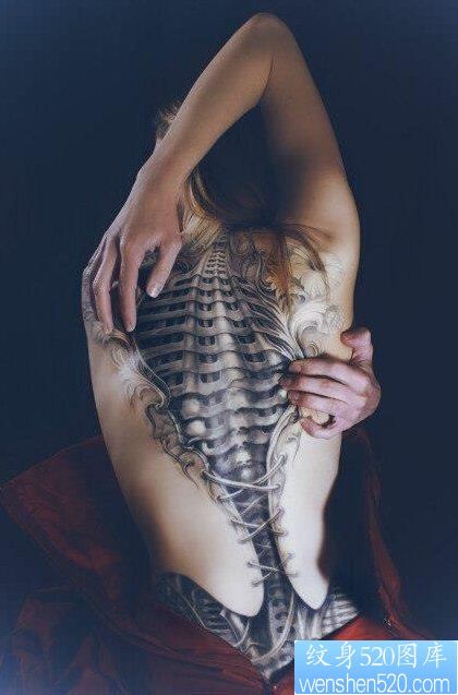 女性背部3D纹身图案