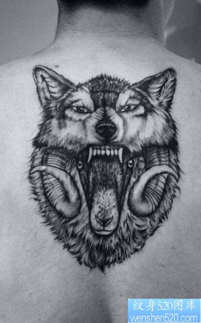 一款背部狼头纹身图案
