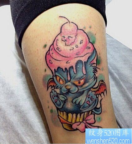 女性腿部彩色兔子冰淇淋纹身图案
