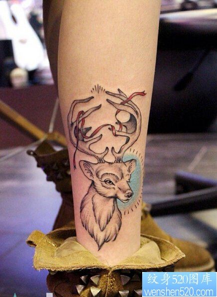 一款腿部羚羊纹身图案