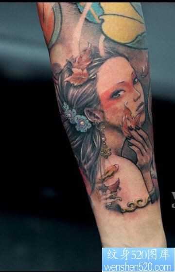 一款经典的手臂女人物纹身图案