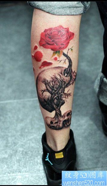 一款个性腿部玫瑰纹身图案