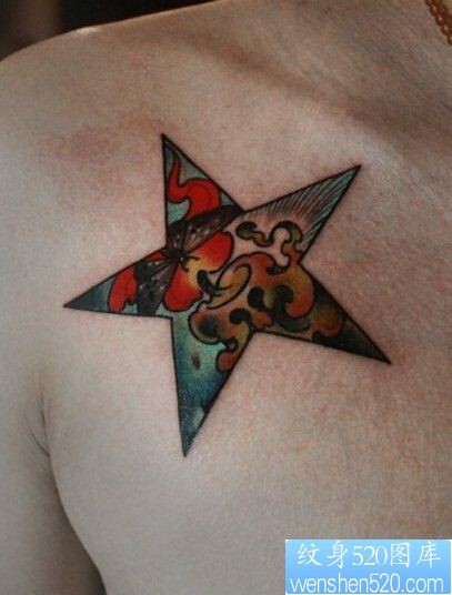 胸口一颗彩色五星纹身图案