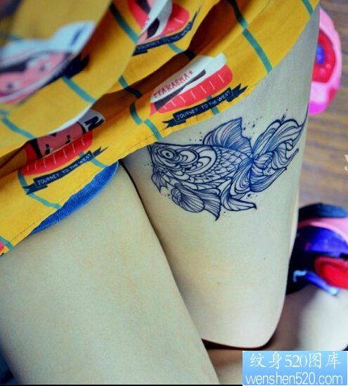 女性腿部鱼纹身图案