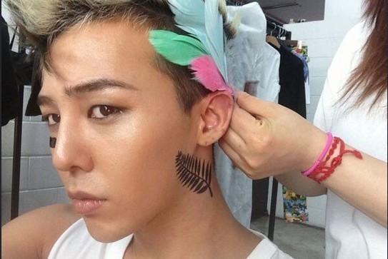 Big Bang G-Dragon耳朵下创意树叶刺青