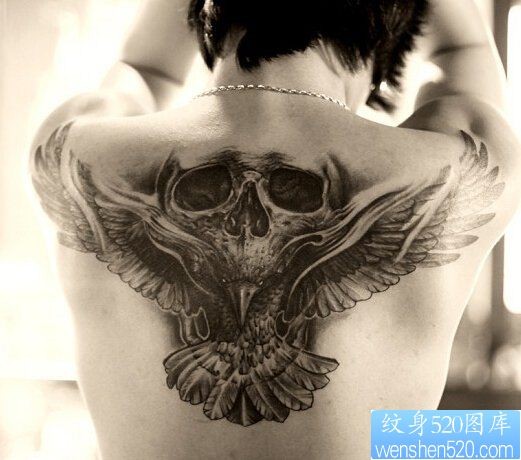 个性背部骷髅老鹰纹身图案
