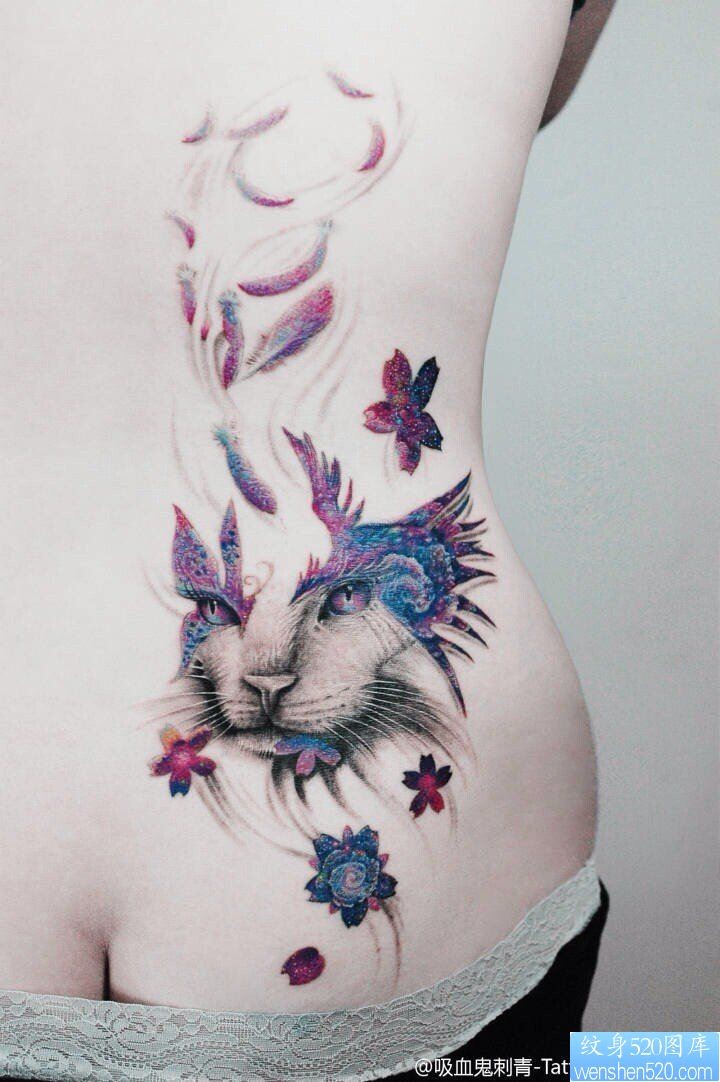 一款女性侧腰猫咪纹身图案