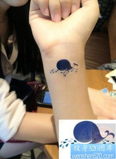 女性手腕海豚纹身图案