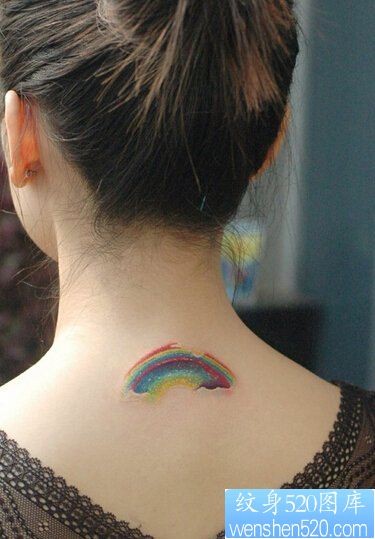女性脖子彩虹纹身图案