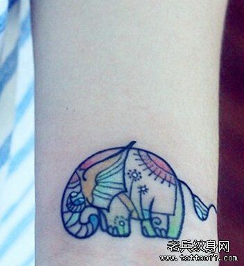手腕彩色小象纹身图案