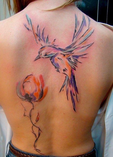 女性后背抽象的小鸟和花朵纹身