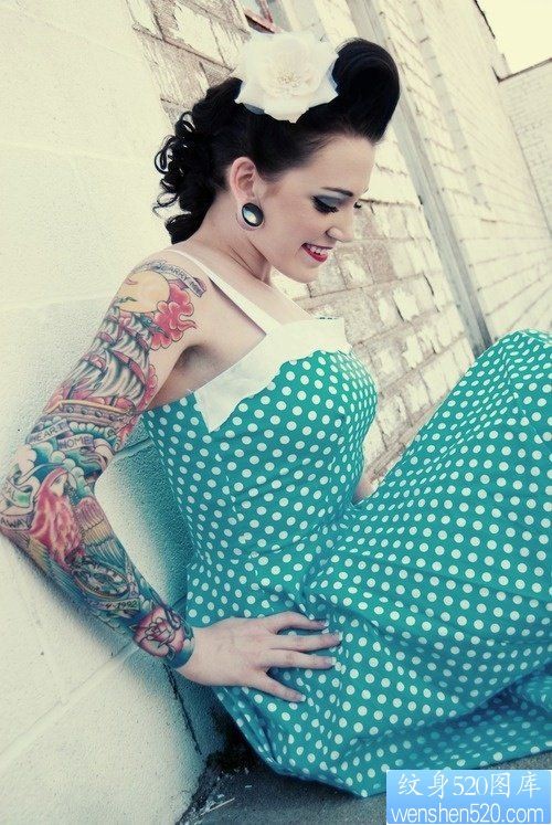 女人时尚彩色花臂纹身图案
