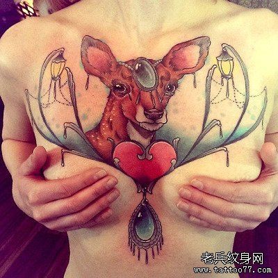 女性胸部彩色鹿纹身图案
