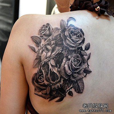 背部玫瑰花纹身图案