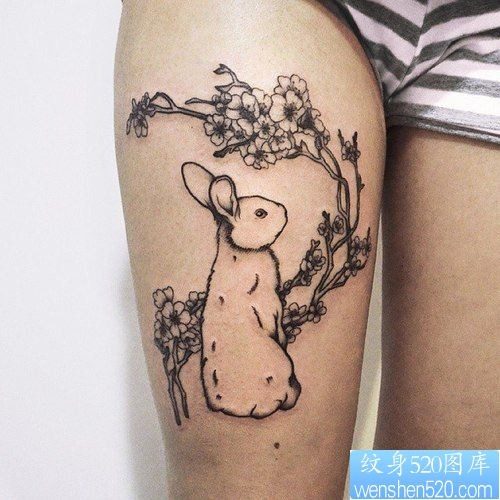 一款腿部兔子和梅花纹身图案