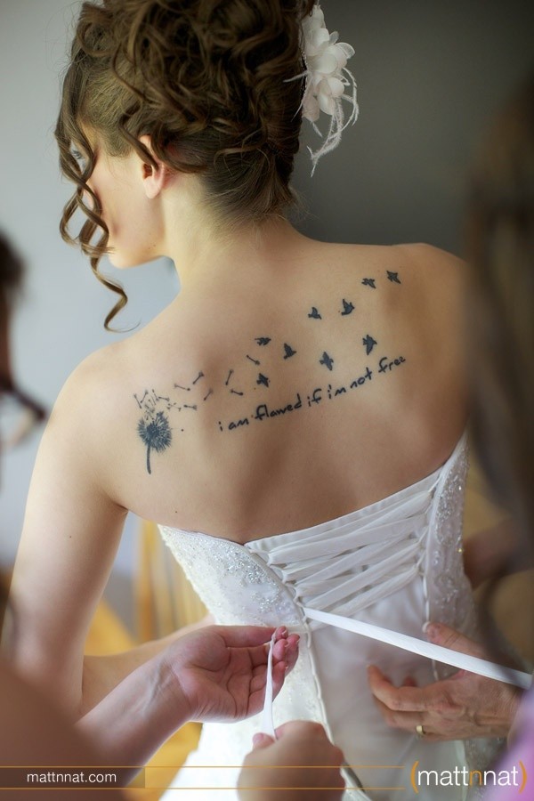 新娘背部漂亮的蒲公英纹身