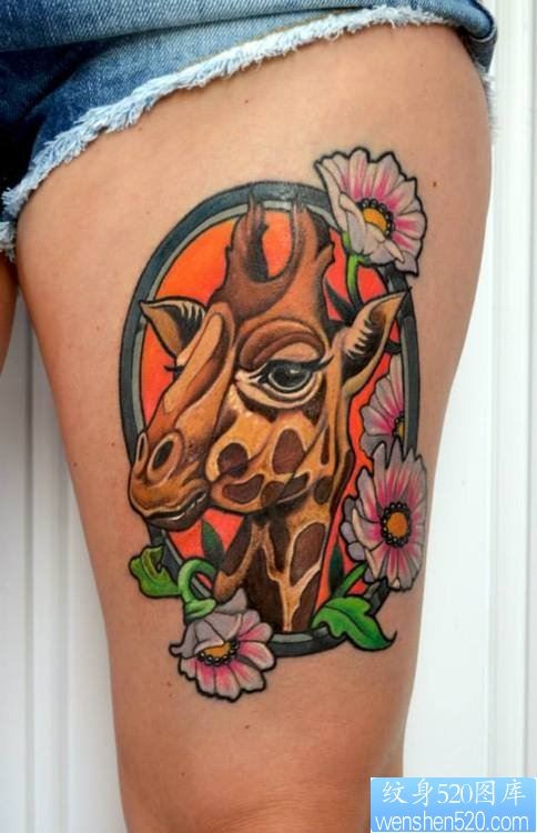 女性腿部彩色鹿纹身图案