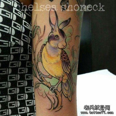 手臂夸张的彩色兔子鸟纹身图案