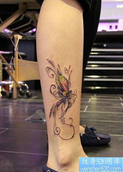 女性腿部彩色蝴蝶纹身图案