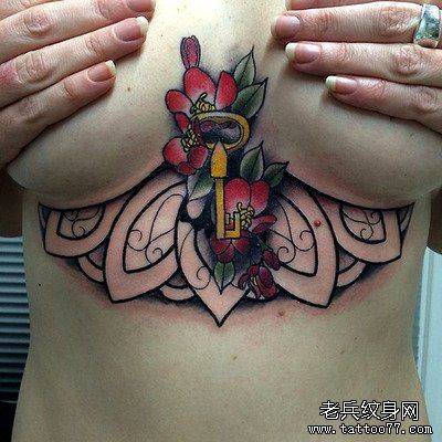 女性胸部个性纹身图案