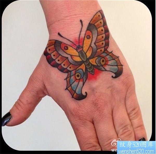 手部彩色蝴蝶纹身图案